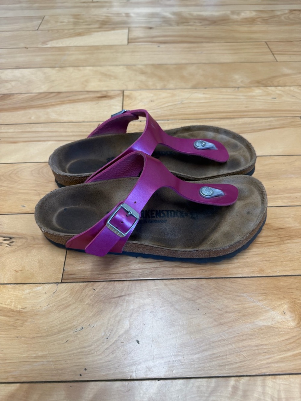 BIRKENSTOCK GIZEH SANDALS IN MAGENTA